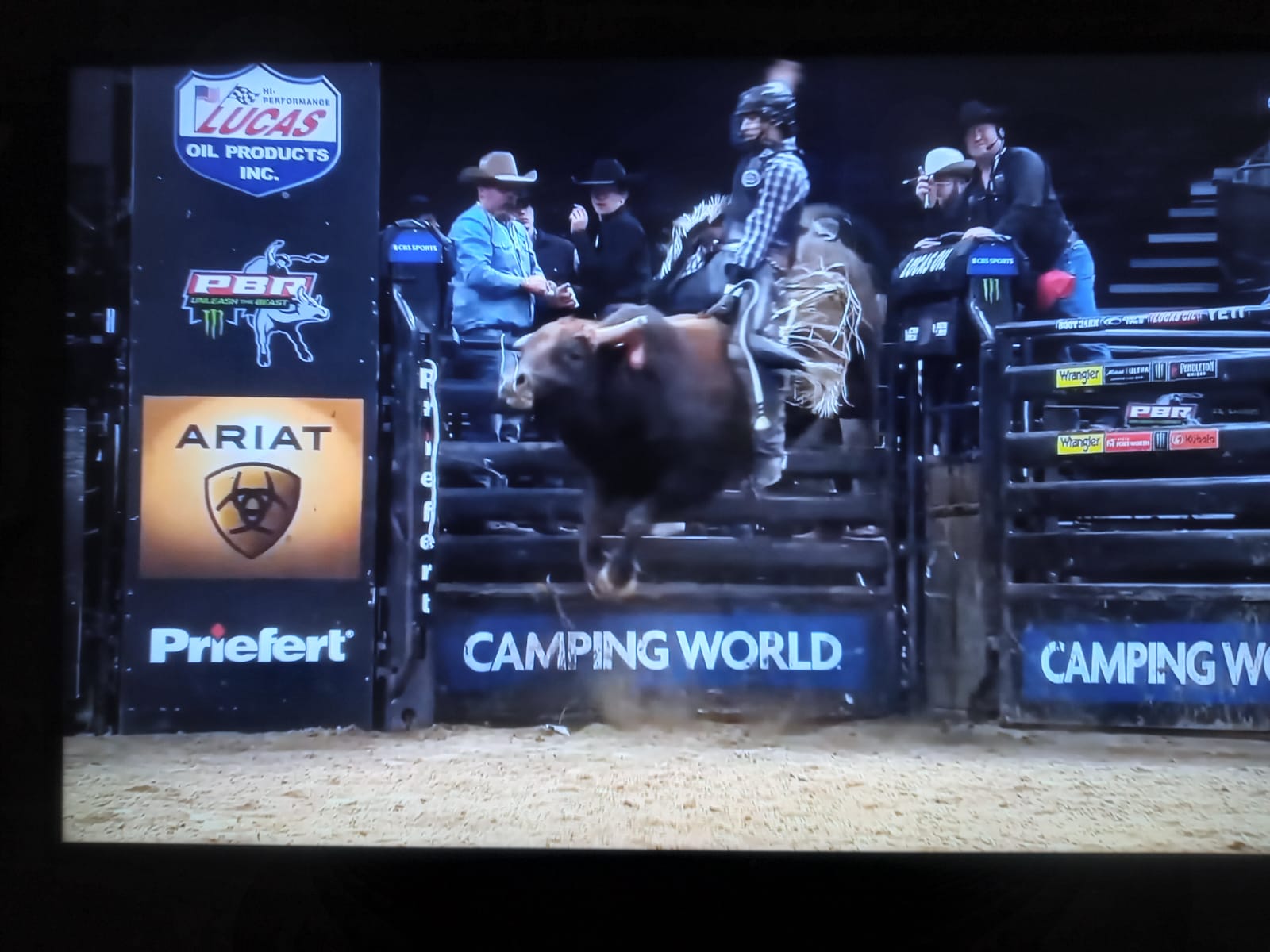 Beating two bulls, Caden Bunch wins PBR and climbs to victory in Milwaukee USA.
